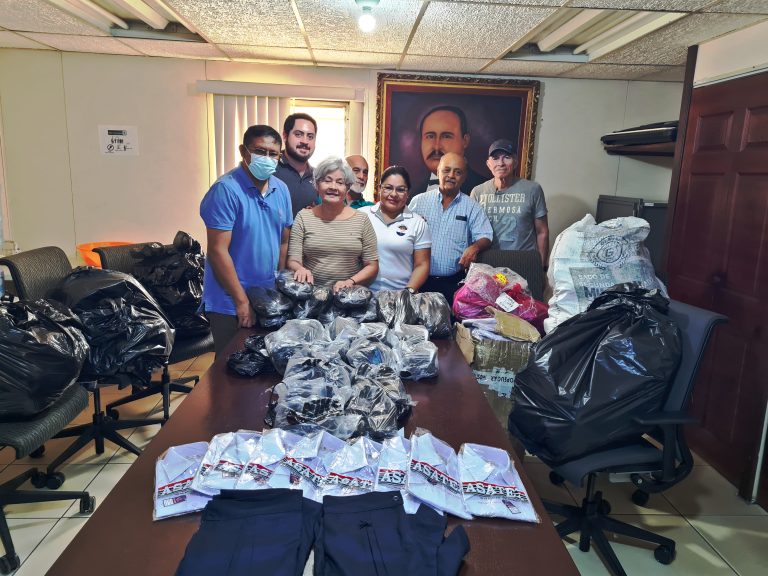 Hogar Zacarías Guerra recibe donación de uniformes y zapatos escolares